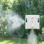 Robot lavavetri ABIR WD9 che nebulizza acqua su un vetro