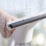 Spatola da 280 mm del Vitropole in azione: l'acqua viene aspirata, il vetro resta limpido