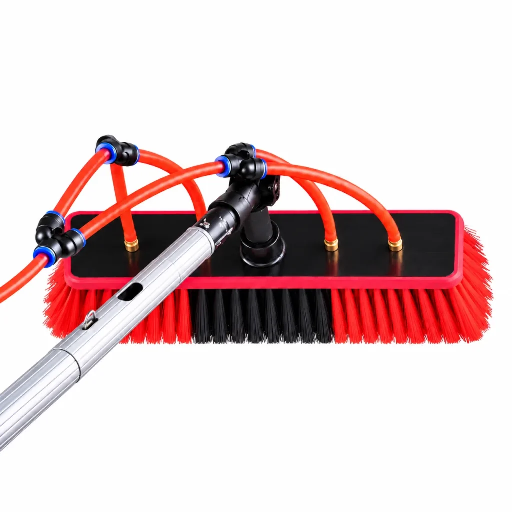 Spazzola ad acqua SolarClean 9M su sfondo bianco: testa da 34 cm, 4 ugelli e asta in alluminio